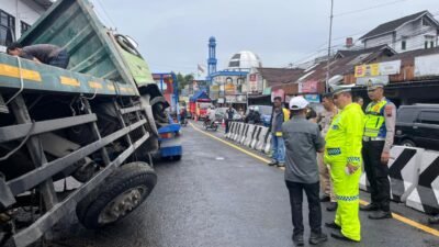 Diduga Rem Bermasalah, Truk Tronton Hantam Sejumlah Kendaraan di Wonosobo