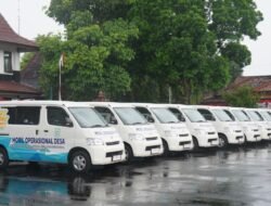 Bupati Purbalingga Serahkan 10 Mobil Operasional Desa dan Bus Sekolah Senilai Rp2,2 Miliar