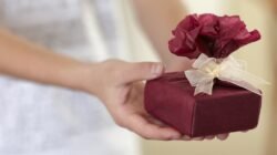 10 Ide Hadiah Natal dan Tahun Baru untuk Rekan Kerja yang Berkesan