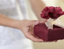 10 Ide Hadiah Natal dan Tahun Baru untuk Rekan Kerja yang Berkesan