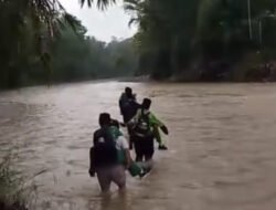 Demi Sekolah Lebih Dekat, Warga Banyumas Terjang Sungai Tajum Gendong Anak