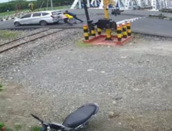 Aksi Sigap Kabid Humas Polda Jateng Selamatkan Mobil Mogok di Perlintasan KA