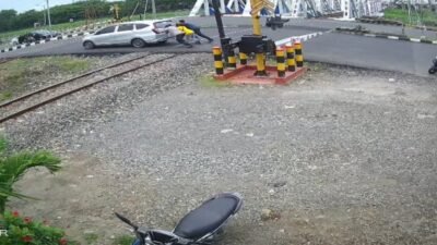 Aksi Sigap Kabid Humas Polda Jateng Selamatkan Mobil Mogok di Perlintasan KA