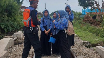 Berbahaya! KAI Daop 5 Purwokerto Tegas Larang Ngabuburit di Sekitar Rel Kereta Api