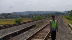 Terempas KA yang Lewat, Seorang Pria Nyaris Meregang Nyawa