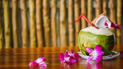 Selain Segar dan Nikmat, Ini Manfaat Air Kelapa untuk Buka Puasa yang Wajib Kamu Tahu!