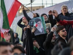 Deretan Foto Puluhan Ribu Orang Turun ke Jalanan di Teheran Usai Wafatnya Khamenei