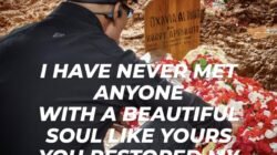 Deddy Corbuzier Unggah Saat di Depan Pusara Vidi Aldiano, Ungkap Pesan Terakhir