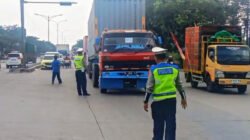 Truk Bandel Masih Melintas, Polisi Minta Sopir Putar Balik di Pintu Masuk Semarang