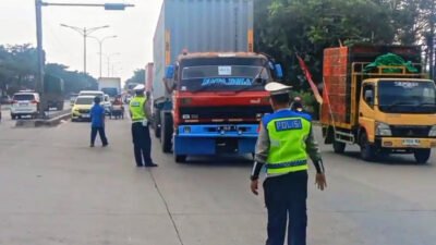 Truk Bandel Masih Melintas, Polisi Minta Sopir Putar Balik di Pintu Masuk Semarang