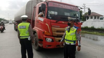 Arus Balik Lebaran, Polda Jateng Lakukan Penyekatan Truk Sumbu Tiga di Tol Kaligawe