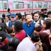 Prabowo Tiba-Tiba Sambangi Warga Kramat, Momen Haru Pecah di Permukiman Padat Jakarta