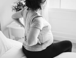 6 Cara Mengatasi Sakit Pinggang Saat Hamil: Dari Olahraga hingga Pijat Kehamilan