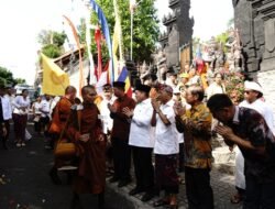 56 Bhikkhu Jalan Kaki dari Bali ke Borobudur, Bawa Pesan Perdamaian dan Persatuan