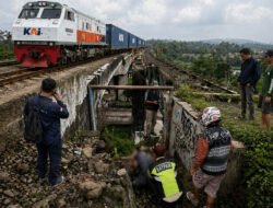 Insiden Tertemper Kereta di Brebes, KAI Ingatkan Bahaya Beraktivitas di Jalur Rel