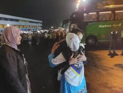 Kloter 74 Jemaah Haji Banyumas Berangkat ke Tanah Suci, Tangis Haru Iringi Pelepasan di GOR Satria