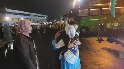 Kloter 74 Jemaah Haji Banyumas Berangkat ke Tanah Suci, Tangis Haru Iringi Pelepasan di GOR Satria