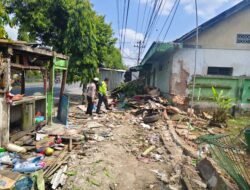 Tragis! Sopir Diduga Pingsan, Bus Sugeng Rahayu Oleng Tabrak Warung di Banyumas, 2 Tewas