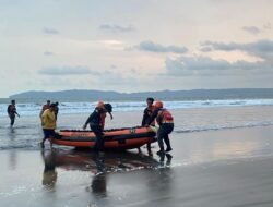 Dua Remaja Hilang Terseret Ombak di Pantai Menganti Kisik Cilacap, Tim SAR Lanjutkan Pencarian Besok