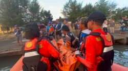 Tim SAR Evakuasi ABK KM Cakra Mandiri yang Meninggal Saat Melaut di Perairan Cilacap