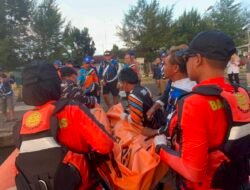 Tim SAR Evakuasi ABK KM Cakra Mandiri yang Meninggal Saat Melaut di Perairan Cilacap