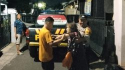 Polisi Banyumas Antar Pulang Lansia Linglung yang Terlantar hingga Bertemu Keluarga