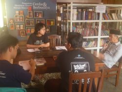 Ahmad Tohari Gembleng 10 Mahasiswa dari Berbagai Kampus Belajar Sastra di Banyumas