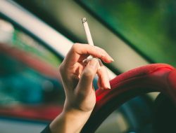 Cara Menghilangkan Bau Rokok di Kabin Mobil