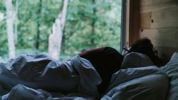 Ini 6 Alasan Orang yang Tertidur dengan Suara Alam Cenderung Lebih Bahagia