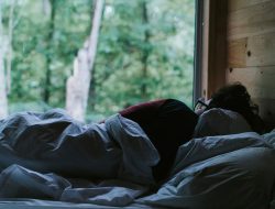 Ini 6 Alasan Orang yang Tertidur dengan Suara Alam Cenderung Lebih Bahagia