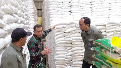 Kunjungan Dandim Cilacap ke Gudang Beras, Bulog Pastikan Stok Aman