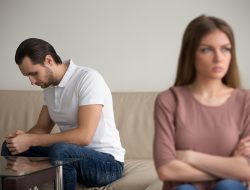 Tanda Wanita Ngambek yang Sering Bikin Pasangan Bingung, Ini Tips Hubungan agar Tak Salah Sikap
