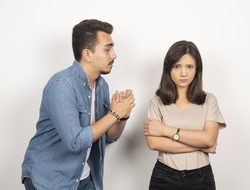5 Hal yang Jangan Dilakukan Saat Pacar Ngambek, Bisa Bikin Konflik Makin Panas!