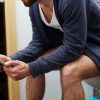 Bahaya Main HP di Toilet yang Sering Tak Disadari, Bisa Bikin Betah Berlama-lama