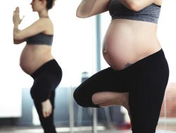 6 Olahraga Ibu Hamil yang Aman, dari Jalan Kaki hingga Yoga Prenatal