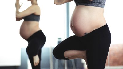 6 Olahraga Ibu Hamil yang Aman, dari Jalan Kaki hingga Yoga Prenatal