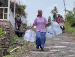 Senyum Warga saat Bantuan Air Bersih Yonif TP Purbalingga Datang