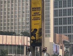 Greenpeace Bentangkan Spanduk di Bundaran HI, Desak Pemerintah Tangani Krisis Iklim
