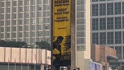 Greenpeace Bentangkan Spanduk di Bundaran HI, Desak Pemerintah Tangani Krisis Iklim