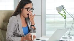8 Cara Menghilangkan Ngantuk Saat Kerja agar Tetap Fokus dan Produktif