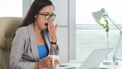 8 Cara Menghilangkan Ngantuk Saat Kerja agar Tetap Fokus dan Produktif