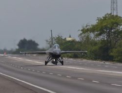 4 Pesawat Tempur TNI AU Uji Coba Mendarat di Tol Pasuruan–Probolinggo