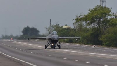 4 Pesawat Tempur TNI AU Uji Coba Mendarat di Tol Pasuruan–Probolinggo
